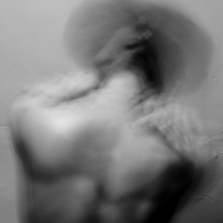 Tratamiento Avanzado del Dolor Figura humana en movimiento, con un fondo desenfocado en blanco y negro. Tratamiento Avanzado del Dolor.